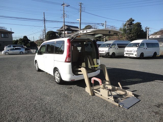 福祉車両　レンタカー　車椅子　リフト　セレナ(1109)