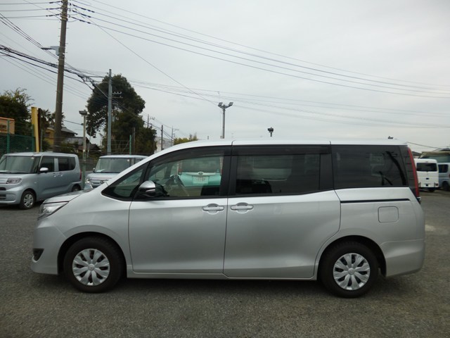 ワゴン車 1BOX レンタカー 8人乗り VOXY(2448)