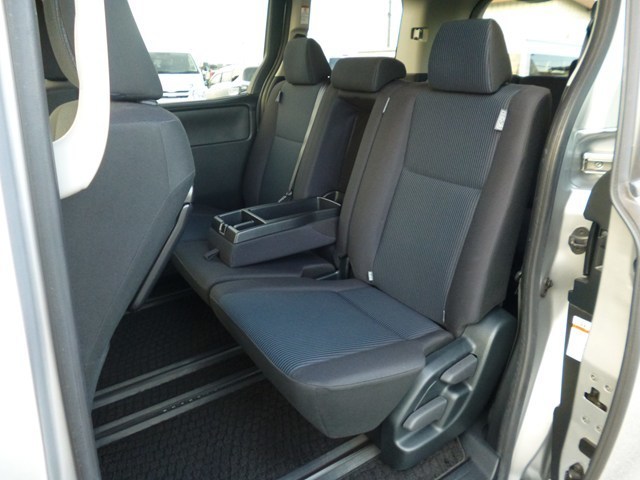 ワゴン車 1BOX レンタカー 8人乗り VOXY(2448)