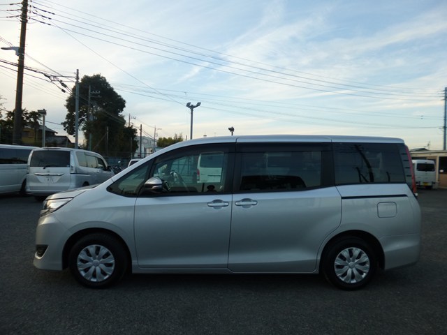 ワゴン車 1BOX レンタカー 8人乗り VOXY(2448)