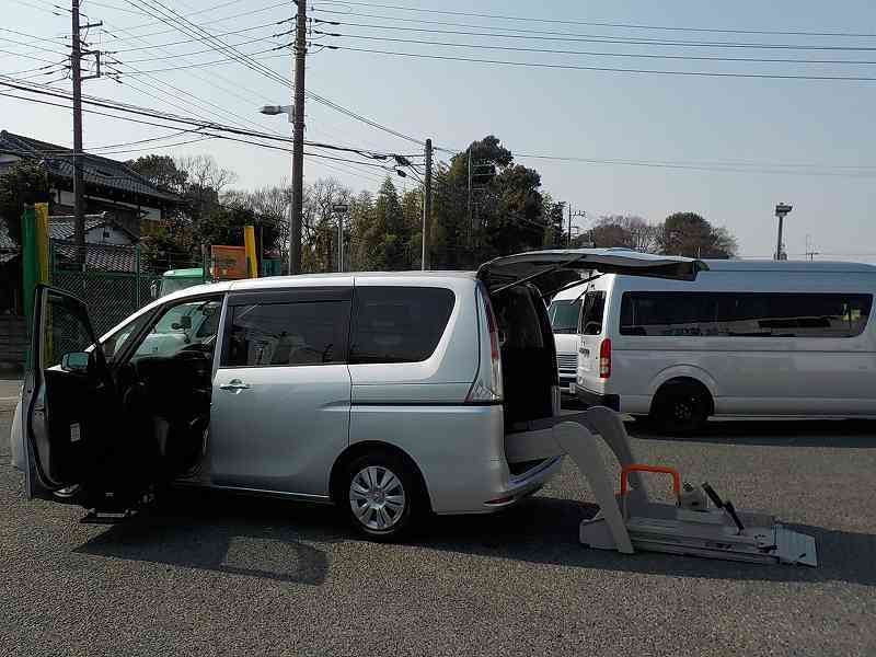 福祉車両　レンタカー　車椅子　リフト　セレナ(1372)