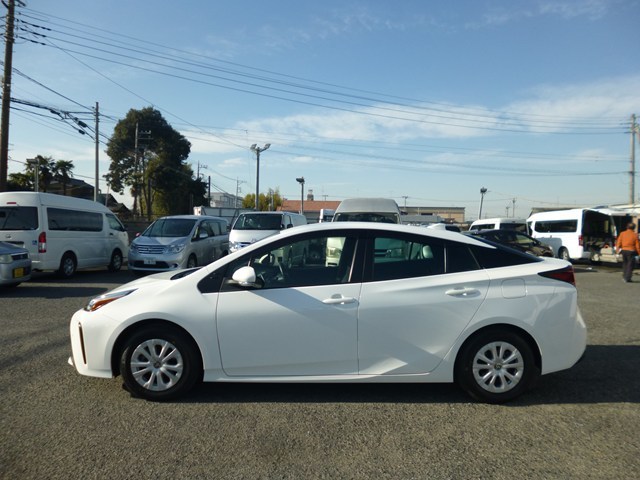 プリウス レンタカー ハイブリッド 4ドアセダン(723)