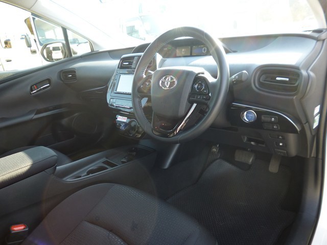 プリウス レンタカー ハイブリッド 4ドアセダン(723)