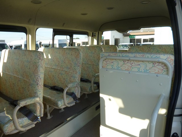 幼稚園バス・幼児バス レンタカー 中型 ハイエース(626)