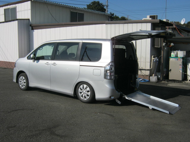 福祉車両 レンタカー 車椅子スロープ ミニバン VOXY(715)