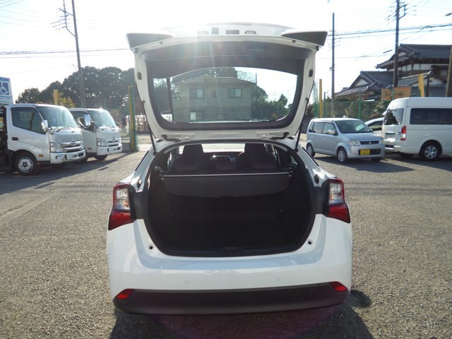 プリウス レンタカー ハイブリッド 4ドアセダン(723)